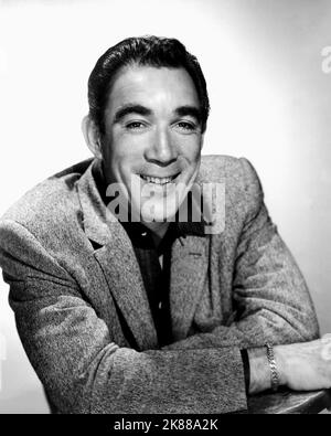 Anthony Quinn Schauspieler 01. Mai 1956 **WARNUNG** Dieses Foto ist nur für redaktionelle Zwecke bestimmt und unterliegt dem Copyright der Film Company und/oder des Fotografen, der von der Film- oder Produktionsfirma beauftragt wurde, und kann nur durch Publikationen im Zusammenhang mit der Bewerbung des oben genannten Films reproduziert werden. Eine obligatorische Gutschrift an die Filmgesellschaft ist erforderlich. Der Fotograf sollte auch bei Bekanntwerden des Fotos gutgeschrieben werden. Ohne schriftliche Genehmigung der Film Company kann keine kommerzielle Nutzung gewährt werden. Stockfoto