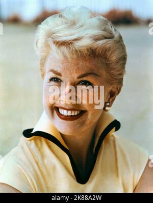 Doris Day Actress 01 May 1954 **WARNUNG** Dieses Foto ist nur für den redaktionellen Gebrauch bestimmt und unterliegt dem Copyright der Film Company und/oder des Fotografen, der von der Film- oder Produktionsfirma beauftragt wurde, und kann nur von Publikationen im Zusammenhang mit der Bewerbung des oben genannten Films reproduziert werden. Eine obligatorische Gutschrift an die Filmgesellschaft ist erforderlich. Der Fotograf sollte auch bei Bekanntwerden des Fotos gutgeschrieben werden. Ohne schriftliche Genehmigung der Film Company kann keine kommerzielle Nutzung gewährt werden. Stockfoto