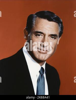 Cary Grant Actor 01 May 1959 **WARNUNG** Dieses Foto ist nur für den redaktionellen Gebrauch bestimmt und unterliegt dem Copyright der Filmgesellschaft und/oder des Fotografen, der von der Film- oder Produktionsgesellschaft beauftragt wurde, und kann nur durch Publikationen im Zusammenhang mit der Bewerbung des oben genannten Films reproduziert werden. Eine obligatorische Gutschrift an die Filmgesellschaft ist erforderlich. Der Fotograf sollte auch bei Bekanntwerden des Fotos gutgeschrieben werden. Ohne schriftliche Genehmigung der Film Company kann keine kommerzielle Nutzung gewährt werden. Stockfoto