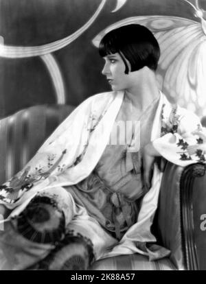 Louise Brooks Actress 01 May 1927 **WARNUNG** Dieses Foto ist nur für den redaktionellen Gebrauch bestimmt und unterliegt dem Copyright der Film Company und/oder des Fotografen, der von der Film- oder Produktionsfirma beauftragt wurde.Es kann nur von Publikationen im Zusammenhang mit der Bewerbung des oben genannten Films reproduziert werden. Eine obligatorische Gutschrift an die Filmgesellschaft ist erforderlich. Der Fotograf sollte auch bei Bekanntwerden des Fotos gutgeschrieben werden. Ohne schriftliche Genehmigung der Film Company kann keine kommerzielle Nutzung gewährt werden. Stockfoto