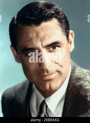 Cary Grant Actor 01 May 1950 **WARNUNG** Dieses Foto ist nur für den redaktionellen Gebrauch bestimmt und unterliegt dem Copyright der Filmgesellschaft und/oder des Fotografen, der von der Film- oder Produktionsgesellschaft beauftragt wurde, und kann nur durch Publikationen im Zusammenhang mit der Bewerbung des oben genannten Films reproduziert werden. Eine obligatorische Gutschrift an die Filmgesellschaft ist erforderlich. Der Fotograf sollte auch bei Bekanntwerden des Fotos gutgeschrieben werden. Ohne schriftliche Genehmigung der Film Company kann keine kommerzielle Nutzung gewährt werden. Stockfoto