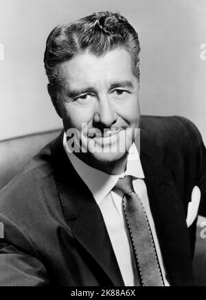 Don Ameche Schauspieler 01. Mai 1954 **WARNUNG** Dieses Foto ist nur für redaktionelle Zwecke bestimmt und unterliegt dem Copyright der Filmgesellschaft und/oder des Fotografen, der von der Film- oder Produktionsgesellschaft beauftragt wurde, und kann nur durch Publikationen im Zusammenhang mit der Bewerbung des oben genannten Films reproduziert werden. Eine obligatorische Gutschrift an die Filmgesellschaft ist erforderlich. Der Fotograf sollte auch bei Bekanntwerden des Fotos gutgeschrieben werden. Ohne schriftliche Genehmigung der Film Company kann keine kommerzielle Nutzung gewährt werden. Stockfoto