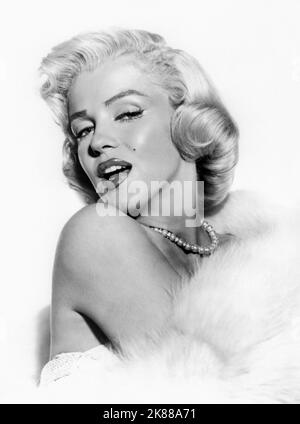 Marilyn Monroe Actress 01 May 1958 **WARNUNG** Dieses Foto ist nur für den redaktionellen Gebrauch bestimmt und unterliegt dem Copyright der Filmgesellschaft und/oder des Fotografen, der von der Film- oder Produktionsgesellschaft beauftragt wurde und kann nur durch Publikationen im Zusammenhang mit der Bewerbung des oben genannten Films reproduziert werden. Eine obligatorische Gutschrift an die Filmgesellschaft ist erforderlich. Der Fotograf sollte auch bei Bekanntwerden des Fotos gutgeschrieben werden. Ohne schriftliche Genehmigung der Film Company kann keine kommerzielle Nutzung gewährt werden. Stockfoto