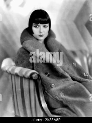 Louise Brooks Actress 01 May 1927 **WARNUNG** Dieses Foto ist nur für den redaktionellen Gebrauch bestimmt und unterliegt dem Copyright der Film Company und/oder des Fotografen, der von der Film- oder Produktionsfirma beauftragt wurde.Es kann nur von Publikationen im Zusammenhang mit der Bewerbung des oben genannten Films reproduziert werden. Eine obligatorische Gutschrift an die Filmgesellschaft ist erforderlich. Der Fotograf sollte auch bei Bekanntwerden des Fotos gutgeschrieben werden. Ohne schriftliche Genehmigung der Film Company kann keine kommerzielle Nutzung gewährt werden. Stockfoto