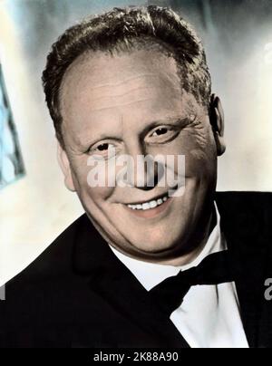 Gert Frobe Actor 01 May 1957 **WARNUNG** Dieses Foto ist nur für den redaktionellen Gebrauch bestimmt und unterliegt dem Copyright der Filmgesellschaft und/oder des Fotografen, der von der Film- oder Produktionsgesellschaft beauftragt wurde, und kann nur durch Publikationen im Zusammenhang mit der Bewerbung des oben genannten Films reproduziert werden. Eine obligatorische Gutschrift an die Filmgesellschaft ist erforderlich. Der Fotograf sollte auch bei Bekanntwerden des Fotos gutgeschrieben werden. Ohne schriftliche Genehmigung der Film Company kann keine kommerzielle Nutzung gewährt werden. Stockfoto