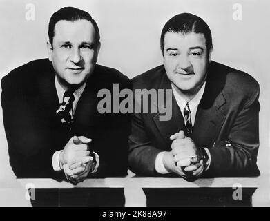 Bud Abbott & Lou Costello Abbott & Costello 01 May 1956 **WARNUNG** Dieses Foto ist nur für redaktionelle Verwendung bestimmt und unterliegt dem Copyright der Filmgesellschaft und/oder des Fotografen, der von der Film- oder Produktionsfirma beauftragt wurde und darf nur durch Publikationen im Zusammenhang mit der Bewerbung von reproduziert werden Der obige Film. Eine obligatorische Gutschrift an die Filmgesellschaft ist erforderlich. Der Fotograf sollte auch bei Bekanntwerden des Fotos gutgeschrieben werden. Ohne schriftliche Genehmigung der Film Company kann keine kommerzielle Nutzung gewährt werden. Stockfoto