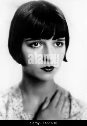 Louise Brooks Actress 01 May 1927 **WARNUNG** Dieses Foto ist nur für den redaktionellen Gebrauch bestimmt und unterliegt dem Copyright der Film Company und/oder des Fotografen, der von der Film- oder Produktionsfirma beauftragt wurde.Es kann nur von Publikationen im Zusammenhang mit der Bewerbung des oben genannten Films reproduziert werden. Eine obligatorische Gutschrift an die Filmgesellschaft ist erforderlich. Der Fotograf sollte auch bei Bekanntwerden des Fotos gutgeschrieben werden. Ohne schriftliche Genehmigung der Film Company kann keine kommerzielle Nutzung gewährt werden. Stockfoto