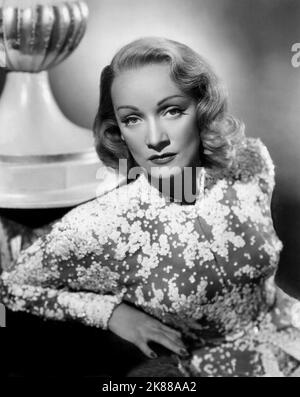 Marlene Dietrich Actress 01 May 1946 **WARNUNG** Dieses Foto ist nur für den redaktionellen Gebrauch bestimmt und unterliegt dem Copyright der Filmgesellschaft und/oder des Fotografen, der von der Film- oder Produktionsgesellschaft beauftragt wurde und darf nur durch Publikationen im Zusammenhang mit der Bewerbung des oben genannten Films reproduziert werden. Eine obligatorische Gutschrift an die Filmgesellschaft ist erforderlich. Der Fotograf sollte auch bei Bekanntwerden des Fotos gutgeschrieben werden. Ohne schriftliche Genehmigung der Film Company kann keine kommerzielle Nutzung gewährt werden. Stockfoto