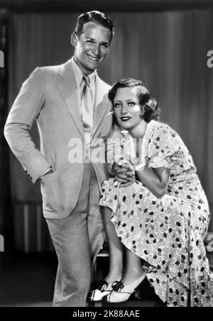 Douglas Fairbanks, Jr. & Joan Crawford Darsteller und Schauspielerin 01. Mai 1931 **WARNUNG** Dieses Foto ist nur für redaktionelle Verwendung bestimmt und unterliegt dem Copyright der Film Company und/oder des Fotografen, der von der Film- oder Produktionsfirma beauftragt wurde, und kann nur durch Publikationen im Zusammenhang mit der Bewerbung des reproduziert werden Über Film. Eine obligatorische Gutschrift an die Filmgesellschaft ist erforderlich. Der Fotograf sollte auch bei Bekanntwerden des Fotos gutgeschrieben werden. Ohne schriftliche Genehmigung der Film Company kann keine kommerzielle Nutzung gewährt werden. Stockfoto