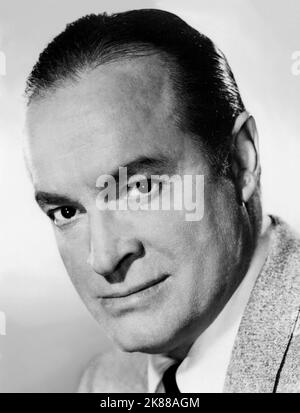 Bob Hope Actor 01 May 1957 **WARNUNG** Dieses Foto ist nur für den redaktionellen Gebrauch bestimmt und unterliegt dem Copyright der Film Company und/oder des Fotografen, der von der Film- oder Produktionsfirma beauftragt wurde, und kann nur durch Publikationen im Zusammenhang mit der Bewerbung des oben genannten Films reproduziert werden. Eine obligatorische Gutschrift an die Filmgesellschaft ist erforderlich. Der Fotograf sollte auch bei Bekanntwerden des Fotos gutgeschrieben werden. Ohne schriftliche Genehmigung der Film Company kann keine kommerzielle Nutzung gewährt werden. Stockfoto