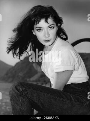 Juliette Greco Actress 01 May 1957 **WARNUNG** Dieses Foto ist nur für den redaktionellen Gebrauch bestimmt und unterliegt dem Copyright der Filmgesellschaft und/oder des Fotografen, der von der Film- oder Produktionsgesellschaft beauftragt wurde und kann nur durch Publikationen im Zusammenhang mit der Bewerbung des oben genannten Films reproduziert werden. Eine obligatorische Gutschrift an die Filmgesellschaft ist erforderlich. Der Fotograf sollte auch bei Bekanntwerden des Fotos gutgeschrieben werden. Ohne schriftliche Genehmigung der Film Company kann keine kommerzielle Nutzung gewährt werden. Stockfoto