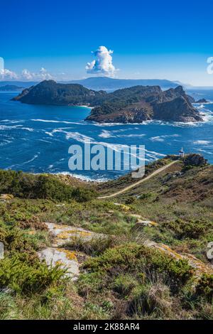 Blick auf die Cies-Inseln mit der Insel San Martino im Hintergrund. . Galicien, Spanien. Stockfoto