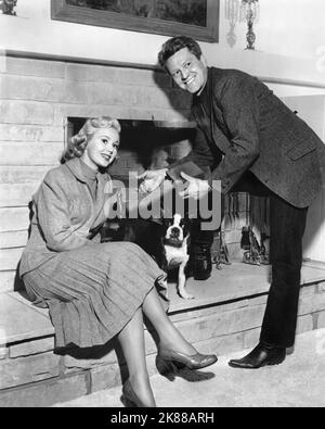 Virginia Mayo & Michael O'Shea Actress 01 May 1955 **WARNUNG** Dieses Foto ist nur für den redaktionellen Gebrauch bestimmt und unterliegt dem Copyright der Film Company und/oder des Fotografen, der von der Film- oder Produktionsfirma beauftragt wurde und kann nur durch Publikationen im Zusammenhang mit der Bewerbung des oben genannten reproduziert werden Film. Eine obligatorische Gutschrift an die Filmgesellschaft ist erforderlich. Der Fotograf sollte auch bei Bekanntwerden des Fotos gutgeschrieben werden. Ohne schriftliche Genehmigung der Film Company kann keine kommerzielle Nutzung gewährt werden. Stockfoto