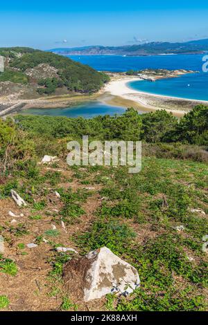 Blick auf die Cies-Inseln mit dem schönen Strand von Rodas, in Galicien, Spanien. Stockfoto