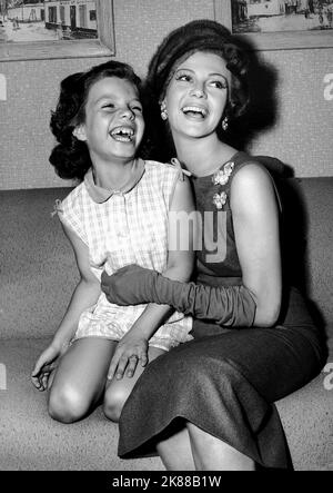 Yasmin Aga Khan & Rita Hayworth Schauspielerin mit Tochter 01 May 1957 **WARNUNG** Dieses Foto ist nur für redaktionelle Verwendung bestimmt und unterliegt dem Copyright der Film Company und/oder des Fotografen, der von der Film- oder Produktionsfirma beauftragt wurde und kann nur durch Publikationen im Zusammenhang mit der Promotion reproduziert werden Des oben genannten Films. Eine obligatorische Gutschrift an die Filmgesellschaft ist erforderlich. Der Fotograf sollte auch bei Bekanntwerden des Fotos gutgeschrieben werden. Ohne schriftliche Genehmigung der Film Company kann keine kommerzielle Nutzung gewährt werden. Stockfoto