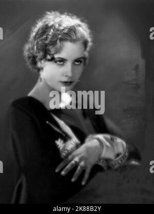 Greta Garbo Schauspielerin 01. Mai 1925 **WARNUNG** dieses Foto ist nur für redaktionelle Zwecke bestimmt und unterliegt dem Urheberrecht der Film Company und/oder des von der Film- oder Produktionsgesellschaft beauftragten Fotografen und kann nur durch Veröffentlichungen in Verbindung mit der Werbung für den oben genannten Film reproduziert werden. Es ist eine obligatorische Gutschrift an die Filmgesellschaft erforderlich. Der Fotograf sollte ebenfalls angerechnet werden, wenn er bekannt ist. Ohne schriftliche Genehmigung der Film Company kann keine kommerzielle Nutzung gewährt werden. Stockfoto