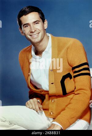 Anthony Perkins Schauspieler 01. Mai 1959 **WARNUNG** dieses Foto ist nur für redaktionelle Zwecke bestimmt und unterliegt dem Urheberrecht der Film Company und/oder des von der Film- oder Produktionsgesellschaft beauftragten Fotografen und kann nur durch Veröffentlichungen in Verbindung mit der Werbung für den oben genannten Film reproduziert werden. Es ist eine obligatorische Gutschrift an die Filmgesellschaft erforderlich. Der Fotograf sollte ebenfalls angerechnet werden, wenn er bekannt ist. Ohne schriftliche Genehmigung der Film Company kann keine kommerzielle Nutzung gewährt werden. Stockfoto