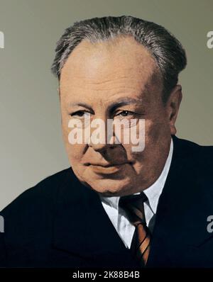 Emil Jannings Schauspieler 01. Mai 1942 **WARNUNG** Dieses Foto ist nur für redaktionelle Zwecke bestimmt und unterliegt dem Copyright der Filmgesellschaft und/oder des Fotografen, der von der Film- oder Produktionsgesellschaft beauftragt wurde, und kann nur durch Publikationen im Zusammenhang mit der Bewerbung des oben genannten Films reproduziert werden. Eine obligatorische Gutschrift an die Filmgesellschaft ist erforderlich. Der Fotograf sollte auch bei Bekanntwerden des Fotos gutgeschrieben werden. Ohne schriftliche Genehmigung der Film Company kann keine kommerzielle Nutzung gewährt werden. Stockfoto