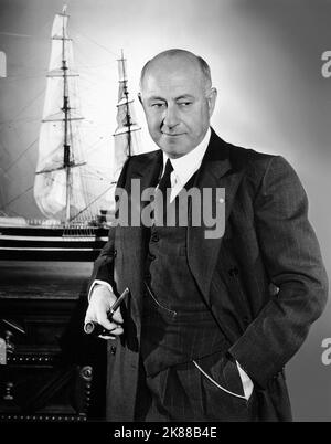 Cecil B. DeMille Director, Writer, Producer, Actor 01. Mai 1945 **WARNUNG** dieses Foto ist nur für redaktionelle Zwecke bestimmt und unterliegt dem Urheberrecht der Film Company und/oder des von der Film- oder Produktionsgesellschaft beauftragten Fotografen und darf nur durch Veröffentlichungen in Verbindung mit der Werbung für den oben genannten Film reproduziert werden. Es ist eine obligatorische Gutschrift an die Filmgesellschaft erforderlich. Der Fotograf sollte ebenfalls angerechnet werden, wenn er bekannt ist. Ohne schriftliche Genehmigung der Film Company kann keine kommerzielle Nutzung gewährt werden. Stockfoto