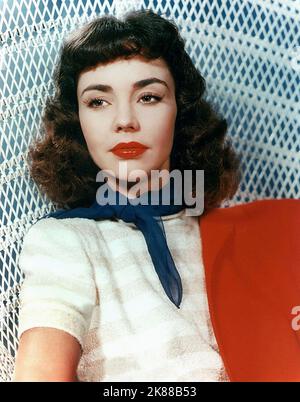 Jennifer Jones Actress 01 May 1950 **WARNUNG** Dieses Foto ist nur für den redaktionellen Gebrauch bestimmt und unterliegt dem Copyright der Film Company und/oder des Fotografen, der von der Film- oder Produktionsfirma beauftragt wurde.Es kann nur von Publikationen im Zusammenhang mit der Bewerbung des oben genannten Films reproduziert werden. Eine obligatorische Gutschrift an die Filmgesellschaft ist erforderlich. Der Fotograf sollte auch bei Bekanntwerden des Fotos gutgeschrieben werden. Ohne schriftliche Genehmigung der Film Company kann keine kommerzielle Nutzung gewährt werden. Stockfoto