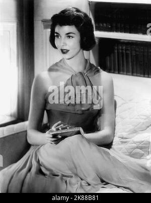 Jennifer Jones Actress 01 May 1951 **WARNUNG** Dieses Foto ist nur für den redaktionellen Gebrauch bestimmt und unterliegt dem Copyright der Film Company und/oder des Fotografen, der von der Film- oder Produktionsfirma beauftragt wurde.Es kann nur von Publikationen im Zusammenhang mit der Bewerbung des oben genannten Films reproduziert werden. Eine obligatorische Gutschrift an die Filmgesellschaft ist erforderlich. Der Fotograf sollte auch bei Bekanntwerden des Fotos gutgeschrieben werden. Ohne schriftliche Genehmigung der Film Company kann keine kommerzielle Nutzung gewährt werden. Stockfoto