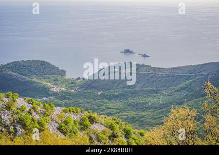 Montenegro. Malerischer Canyon. Berge rund um den Canyon. Wälder an den Hängen der Berge. Dunst über den Bergen Stockfoto