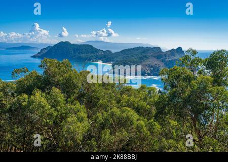 Blick auf die Cies-Inseln mit der Insel San Martino im Hintergrund. . Galicien, Spanien. Stockfoto