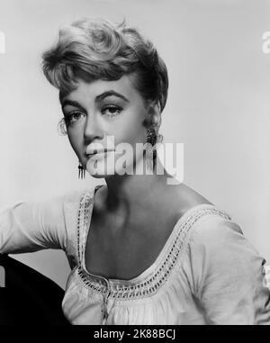 Dorothy Malone Actress 01 May 1956 **WARNUNG** Dieses Foto ist nur für den redaktionellen Gebrauch bestimmt und unterliegt dem Copyright der Film Company und/oder des Fotografen, der von der Film- oder Produktionsfirma beauftragt wurde und kann nur durch Publikationen im Zusammenhang mit der Bewerbung des oben genannten Films reproduziert werden. Eine obligatorische Gutschrift an die Filmgesellschaft ist erforderlich. Der Fotograf sollte auch bei Bekanntwerden des Fotos gutgeschrieben werden. Ohne schriftliche Genehmigung der Film Company kann keine kommerzielle Nutzung gewährt werden. Stockfoto