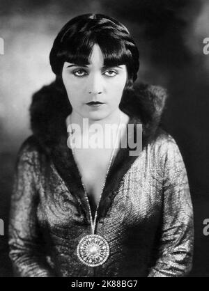 Pola Negri Actress 01 May 1932 **WARNUNG** Dieses Foto ist nur für den redaktionellen Gebrauch bestimmt und unterliegt dem Copyright der Filmgesellschaft und/oder des Fotografen, der von der Film- oder Produktionsgesellschaft beauftragt wurde und kann nur durch Publikationen im Zusammenhang mit der Bewerbung des oben genannten Films reproduziert werden. Eine obligatorische Gutschrift an die Filmgesellschaft ist erforderlich. Der Fotograf sollte auch bei Bekanntwerden des Fotos gutgeschrieben werden. Ohne schriftliche Genehmigung der Film Company kann keine kommerzielle Nutzung gewährt werden. Stockfoto