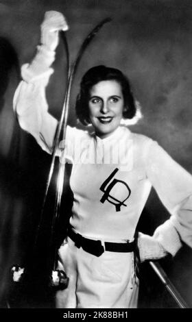 Leni Riefenstahl Film Director 01 May 1932 **WARNUNG** Dieses Foto ist nur für den redaktionellen Gebrauch bestimmt und unterliegt dem Copyright der Filmgesellschaft und/oder des Fotografen, der von der Film- oder Produktionsgesellschaft beauftragt wurde, und kann nur durch Publikationen im Zusammenhang mit der Bewerbung des oben genannten Films reproduziert werden. Eine obligatorische Gutschrift an die Filmgesellschaft ist erforderlich. Der Fotograf sollte auch bei Bekanntwerden des Fotos gutgeschrieben werden. Ohne schriftliche Genehmigung der Film Company kann keine kommerzielle Nutzung gewährt werden. Stockfoto