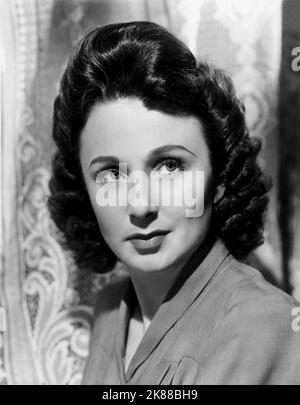 Googie Withers Actress 01 May 1945 **WARNUNG** Dieses Foto ist nur für den redaktionellen Gebrauch bestimmt und unterliegt dem Copyright der Filmgesellschaft und/oder des Fotografen, der von der Film- oder Produktionsgesellschaft beauftragt wurde, und kann nur durch Publikationen im Zusammenhang mit der Bewerbung des oben genannten Films reproduziert werden. Eine obligatorische Gutschrift an die Filmgesellschaft ist erforderlich. Der Fotograf sollte auch bei Bekanntwerden des Fotos gutgeschrieben werden. Ohne schriftliche Genehmigung der Film Company kann keine kommerzielle Nutzung gewährt werden. Stockfoto