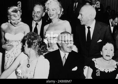 Betty Grable, Darryl F. Zanuck, Marilyn Monroe, Lucille Ball & Louella Parsons Actress & Producer 01 May 1958 **WARNUNG** Dieses Foto ist nur für redaktionelle Verwendung bestimmt und unterliegt dem Copyright der Film Company und/oder des Fotografen, der von der Film- oder Produktionsfirma beauftragt wurde und kann nur durch Publikationen im Zusammenhang mit der Bewerbung von reproduziert werden Der obige Film. Eine obligatorische Gutschrift an die Filmgesellschaft ist erforderlich. Der Fotograf sollte auch bei Bekanntwerden des Fotos gutgeschrieben werden. Ohne schriftliche Genehmigung der Film Company kann keine kommerzielle Nutzung gewährt werden. Stockfoto