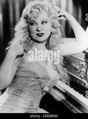 Mae West Actress 01 May 1934 **WARNUNG** Dieses Foto ist nur für den redaktionellen Gebrauch bestimmt und unterliegt dem Copyright der Filmgesellschaft und/oder des Fotografen, der von der Film- oder Produktionsgesellschaft beauftragt wurde, und kann nur durch Publikationen im Zusammenhang mit der Bewerbung des oben genannten Films reproduziert werden. Eine obligatorische Gutschrift an die Filmgesellschaft ist erforderlich. Der Fotograf sollte auch bei Bekanntwerden des Fotos gutgeschrieben werden. Ohne schriftliche Genehmigung der Film Company kann keine kommerzielle Nutzung gewährt werden. Stockfoto