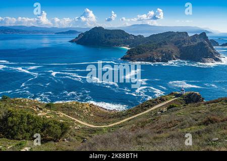 Blick auf die Cies-Inseln mit der Insel San Martino im Hintergrund. . Galicien, Spanien. Stockfoto