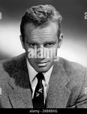 Charlton Heston Schauspieler 01. Mai 1955 **WARNUNG** Dieses Foto ist nur für den redaktionellen Gebrauch bestimmt und unterliegt dem Copyright der Film Company und/oder des Fotografen, der von der Film- oder Produktionsfirma beauftragt wurde und kann nur durch Publikationen im Zusammenhang mit der Bewerbung des oben genannten Films reproduziert werden. Eine obligatorische Gutschrift an die Filmgesellschaft ist erforderlich. Der Fotograf sollte auch bei Bekanntwerden des Fotos gutgeschrieben werden. Ohne schriftliche Genehmigung der Film Company kann keine kommerzielle Nutzung gewährt werden. Stockfoto