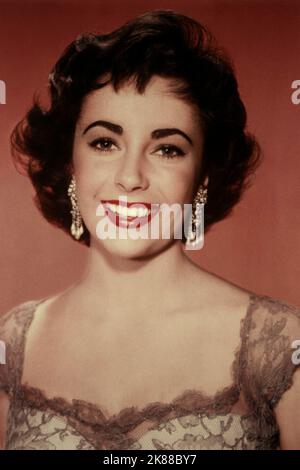 Elizabeth Taylor Schauspielerin 01. Mai 1952 **WARNUNG** dieses Foto ist nur für redaktionelle Zwecke bestimmt und unterliegt dem Urheberrecht der Film Company und/oder des von der Film or Production Company beauftragten Fotografen und kann nur durch Veröffentlichungen in Verbindung mit der Werbung für den oben genannten Film reproduziert werden. Es ist eine obligatorische Gutschrift an die Filmgesellschaft erforderlich. Der Fotograf sollte ebenfalls angerechnet werden, wenn er bekannt ist. Ohne schriftliche Genehmigung der Film Company kann keine kommerzielle Nutzung gewährt werden. Stockfoto