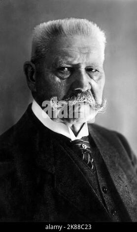 Paul von Hindenberg Präsident von Deutschland 01 May 1926 **WARNUNG** Dieses Foto ist nur für redaktionelle Verwendung bestimmt und unterliegt dem Copyright der Filmgesellschaft und/oder des Fotografen, der von der Film- oder Produktionsgesellschaft beauftragt wurde und darf nur durch Publikationen im Zusammenhang mit der Bewerbung des oben genannten reproduziert werden Film. Eine obligatorische Gutschrift an die Filmgesellschaft ist erforderlich. Der Fotograf sollte auch bei Bekanntwerden des Fotos gutgeschrieben werden. Ohne schriftliche Genehmigung der Film Company kann keine kommerzielle Nutzung gewährt werden. Stockfoto