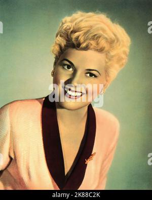 Judy Holliday Schauspielerin 01. Mai 1954 **WARNUNG** dieses Foto ist nur für redaktionelle Zwecke bestimmt und unterliegt dem Urheberrecht der Film Company und/oder des von der Film- oder Produktionsgesellschaft beauftragten Fotografen und kann nur durch Veröffentlichungen in Verbindung mit der Werbung für den oben genannten Film reproduziert werden. Es ist eine obligatorische Gutschrift an die Filmgesellschaft erforderlich. Der Fotograf sollte ebenfalls angerechnet werden, wenn er bekannt ist. Ohne schriftliche Genehmigung der Film Company kann keine kommerzielle Nutzung gewährt werden. Stockfoto