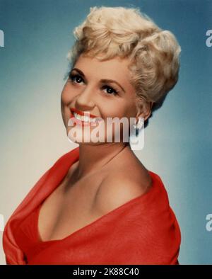 Judy Holliday Schauspielerin 01. Mai 1956 **WARNUNG** dieses Foto ist nur für redaktionelle Zwecke bestimmt und unterliegt dem Urheberrecht der Film Company und/oder des von der Film- oder Produktionsgesellschaft beauftragten Fotografen und kann nur durch Veröffentlichungen in Verbindung mit der Werbung für den oben genannten Film reproduziert werden. Es ist eine obligatorische Gutschrift an die Filmgesellschaft erforderlich. Der Fotograf sollte ebenfalls angerechnet werden, wenn er bekannt ist. Ohne schriftliche Genehmigung der Film Company kann keine kommerzielle Nutzung gewährt werden. Stockfoto