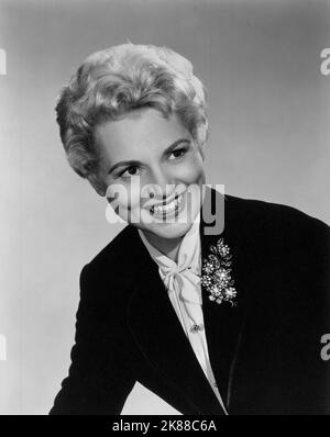 Judy Holliday Schauspielerin 01. Mai 1950 **WARNUNG** dieses Foto ist nur für redaktionelle Zwecke bestimmt und unterliegt dem Urheberrecht der Film Company und/oder des von der Film- oder Produktionsgesellschaft beauftragten Fotografen und kann nur durch Veröffentlichungen in Verbindung mit der Werbung für den oben genannten Film reproduziert werden. Es ist eine obligatorische Gutschrift an die Filmgesellschaft erforderlich. Der Fotograf sollte ebenfalls angerechnet werden, wenn er bekannt ist. Ohne schriftliche Genehmigung der Film Company kann keine kommerzielle Nutzung gewährt werden. Stockfoto