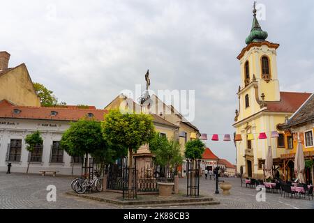 10.13.2022 -Szentendre, Ungarn: Stadtbild der Herbstzeit mit Hauptplatz Stockfoto