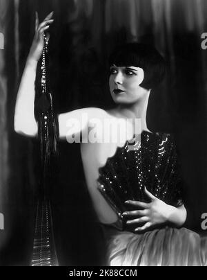 Louise Brooks Actress 01 May 1928 **WARNUNG** Dieses Foto ist nur für den redaktionellen Gebrauch bestimmt und unterliegt dem Copyright der Film Company und/oder des Fotografen, der von der Film- oder Produktionsfirma beauftragt wurde.Es kann nur von Publikationen im Zusammenhang mit der Bewerbung des oben genannten Films reproduziert werden. Eine obligatorische Gutschrift an die Filmgesellschaft ist erforderlich. Der Fotograf sollte auch bei Bekanntwerden des Fotos gutgeschrieben werden. Ohne schriftliche Genehmigung der Film Company kann keine kommerzielle Nutzung gewährt werden. Stockfoto