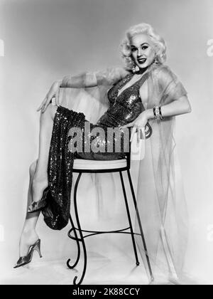 Mamie Van Doren Schauspielerin 01. Mai 1957 **WARNUNG** dieses Foto ist nur für redaktionelle Zwecke bestimmt und unterliegt dem Urheberrecht der Film Company und/oder des von der Film- oder Produktionsgesellschaft beauftragten Fotografen und kann nur durch Veröffentlichungen in Verbindung mit der Werbung für den oben genannten Film reproduziert werden. Es ist eine obligatorische Gutschrift an die Filmgesellschaft erforderlich. Der Fotograf sollte ebenfalls angerechnet werden, wenn er bekannt ist. Ohne schriftliche Genehmigung der Film Company kann keine kommerzielle Nutzung gewährt werden. Stockfoto