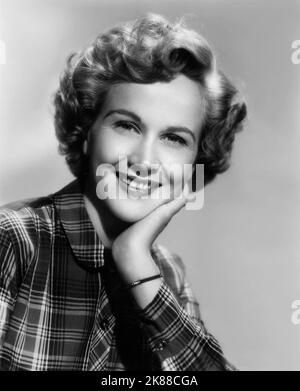 Kim Hunter Actress 01 May 1952 **WARNUNG** Dieses Foto ist nur für den redaktionellen Gebrauch bestimmt und unterliegt dem Copyright der Film Company und/oder des Fotografen, der von der Film- oder Produktionsfirma beauftragt wurde.Es kann nur von Publikationen im Zusammenhang mit der Bewerbung des oben genannten Films reproduziert werden. Eine obligatorische Gutschrift an die Filmgesellschaft ist erforderlich. Der Fotograf sollte auch bei Bekanntwerden des Fotos gutgeschrieben werden. Ohne schriftliche Genehmigung der Film Company kann keine kommerzielle Nutzung gewährt werden. Stockfoto