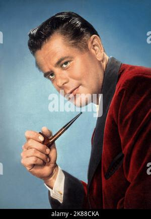 Glenn Ford Actor 01 May 1958 **WARNUNG** Dieses Foto ist nur für redaktionelle Zwecke bestimmt und unterliegt dem Copyright der Filmgesellschaft und/oder des Fotografen, der von der Film- oder Produktionsgesellschaft beauftragt wurde, und kann nur durch Publikationen im Zusammenhang mit der Bewerbung des oben genannten Films reproduziert werden. Eine obligatorische Gutschrift an die Filmgesellschaft ist erforderlich. Der Fotograf sollte auch bei Bekanntwerden des Fotos gutgeschrieben werden. Ohne schriftliche Genehmigung der Film Company kann keine kommerzielle Nutzung gewährt werden. Stockfoto