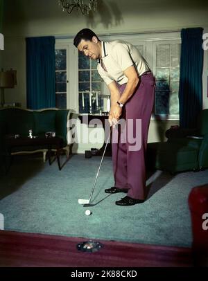 Robert Taylor Schauspieler 01. Mai 1954 **WARNUNG** Dieses Foto ist nur für redaktionelle Zwecke bestimmt und unterliegt dem Copyright der Film Company und/oder des Fotografen, der von der Film- oder Produktionsfirma beauftragt wurde, und kann nur durch Publikationen im Zusammenhang mit der Bewerbung des oben genannten Films reproduziert werden. Eine obligatorische Gutschrift an die Filmgesellschaft ist erforderlich. Der Fotograf sollte auch bei Bekanntwerden des Fotos gutgeschrieben werden. Ohne schriftliche Genehmigung der Film Company kann keine kommerzielle Nutzung gewährt werden. Stockfoto