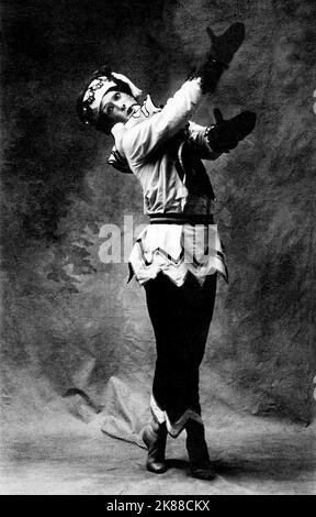 Vaslav Nijinsky Russian Ballet Dancer 01 May 1920 **WARNUNG** Dieses Foto ist nur für den redaktionellen Gebrauch bestimmt und unterliegt dem Copyright der Filmgesellschaft und/oder des Fotografen, der von der Film- oder Produktionsgesellschaft beauftragt wurde und kann nur durch Publikationen im Zusammenhang mit der Bewerbung des oben genannten Films reproduziert werden. Eine obligatorische Gutschrift an die Filmgesellschaft ist erforderlich. Der Fotograf sollte auch bei Bekanntwerden des Fotos gutgeschrieben werden. Ohne schriftliche Genehmigung der Film Company kann keine kommerzielle Nutzung gewährt werden. Stockfoto