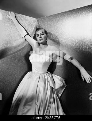 Anita Ekberg Actress 01 May 1955 **WARNUNG** Dieses Foto ist nur für den redaktionellen Gebrauch bestimmt und unterliegt dem Copyright der Filmgesellschaft und/oder des Fotografen, der von der Film- oder Produktionsgesellschaft beauftragt wurde, und kann nur durch Publikationen im Zusammenhang mit der Bewerbung des oben genannten Films reproduziert werden. Eine obligatorische Gutschrift an die Filmgesellschaft ist erforderlich. Der Fotograf sollte auch bei Bekanntwerden des Fotos gutgeschrieben werden. Ohne schriftliche Genehmigung der Film Company kann keine kommerzielle Nutzung gewährt werden. Stockfoto