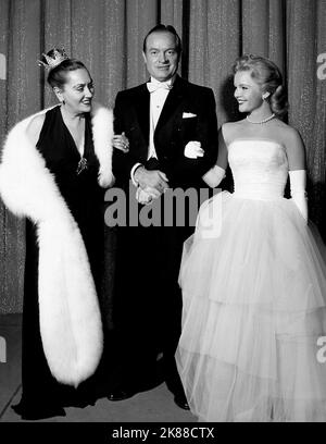 Gloria Swanson, Bob Hope & Tuesday Weld Actress & Actor 01 May 1957 **WARNUNG** Dieses Foto ist nur für den redaktionellen Gebrauch bestimmt und unterliegt dem Copyright der Film Company und/oder des Fotografen, der von der Film- oder Produktionsfirma beauftragt wurde und kann nur durch Publikationen im Zusammenhang mit der Bewerbung von reproduziert werden Der obige Film. Eine obligatorische Gutschrift an die Filmgesellschaft ist erforderlich. Der Fotograf sollte auch bei Bekanntwerden des Fotos gutgeschrieben werden. Ohne schriftliche Genehmigung der Film Company kann keine kommerzielle Nutzung gewährt werden. Stockfoto