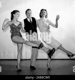 Sheree North, Bob Hope & Rhonda Fleming Schauspielerin und Schauspieler 01. Mai 1956 **WARNUNG** Dieses Foto ist nur für redaktionelle Verwendung bestimmt und unterliegt dem Copyright der Film Company und/oder des Fotografen, der von der Film- oder Produktionsfirma beauftragt wurde und kann nur durch Publikationen im Zusammenhang mit der Bewerbung von reproduziert werden Der obige Film. Eine obligatorische Gutschrift an die Filmgesellschaft ist erforderlich. Der Fotograf sollte auch bei Bekanntwerden des Fotos gutgeschrieben werden. Ohne schriftliche Genehmigung der Film Company kann keine kommerzielle Nutzung gewährt werden. Stockfoto